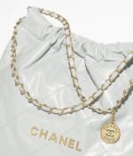 CHANEL 22 HANDBAG Shiny Calfskin & Gold-Tone Metal Light white/cream - Image 4