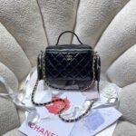 Chanel Cosmetic bag Shiny wrinkled leather - Image 4