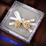 Christian Dior Round Diamond&Pearl Earrings - Image 3