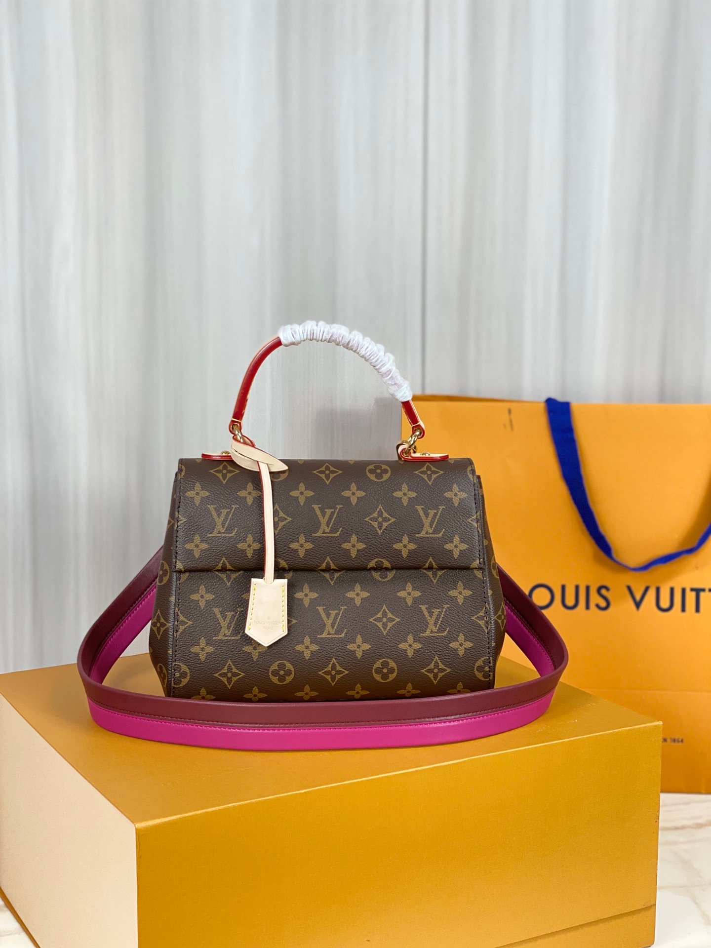 696aae222381589a2096086ae83700c6c16feba0 Louis Vuitton Cluny MM M42735 - Image 1