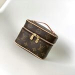 Louis Vuitton LV  Nice Leather Cosmetic Handbag M42265&M44495&M44936 Top quality - Image 3