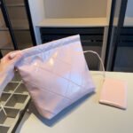 CHANEL 22 SMALL HANDBAG Calfskin & Gold Metal Pink - Image 5