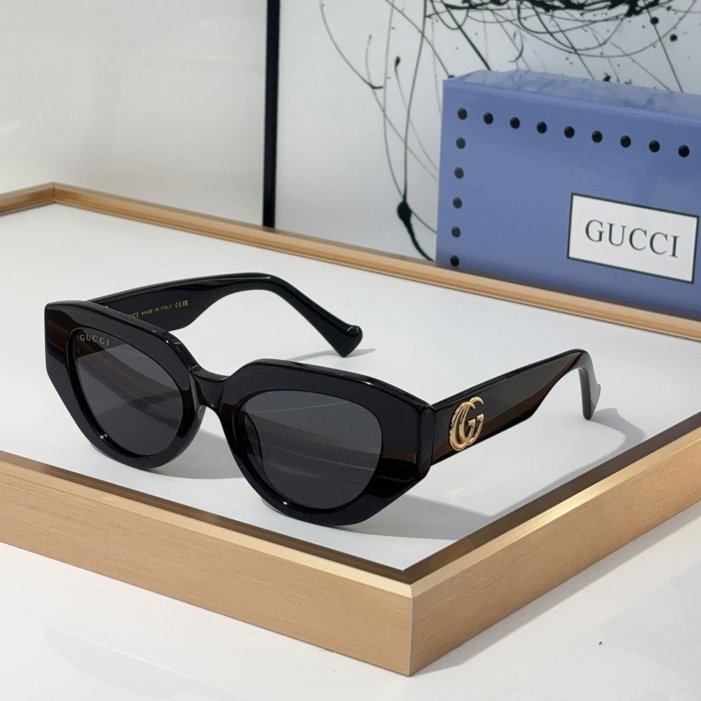 Gucci  The legs are Decorated With the Signature Double G  sunglasses Top quality