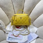 Chanel Cosmetic bag Shiny wrinkled leather - Image 2