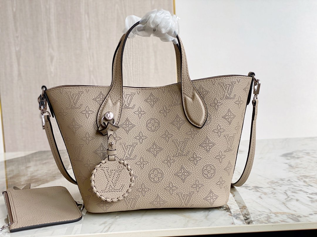Louis Vuitton Blossom PM M21849